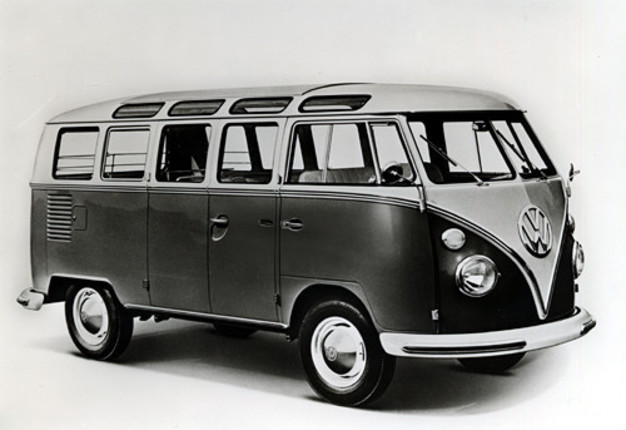 通称ビートルこと「フォルクスワーゲン（タイプ1）」をベースに1950年に誕生した「VWトランスポーター（タイプ2）」。ピックアップ、ダブルピックアップ、デリバリーバン、コンビ、マイクロバス、デラックス・マイクロバス（写真）、キャンパーなど、バリエーションは多種多様。
