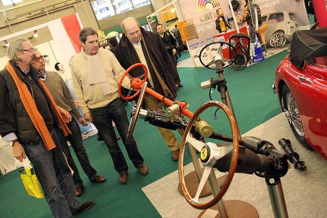 ニョキニョキ生えるステアリングを取り囲む人々。2011年2月パリ「レトロモビル」で。