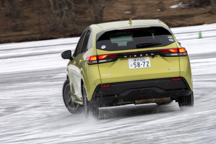 同じく「e-POWER 4WD」を搭載した「ノートX FOUR」。エンジンをベースとした既存の4WDでは、「エンジンの発生した駆動力をどう制御するか」という一方方向の制御だったものが、e-POWER 4WDでは「システムがパワートレインに発生させる駆動力を指示し、実際に提供された駆動力を制御してタイヤに伝える」と双方向的になったため、制御の規模が実に3倍にもなっているという。