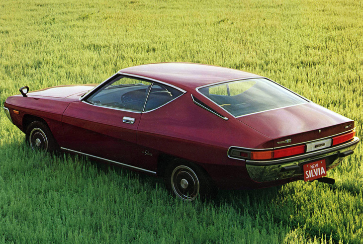 「日産シルビア」（S10）。シャシーは3代目「サニー」（B210）がベースで、当初のエンジンは50年規制に適合したシングルキャブ仕様の1.8リッター直4 SOHCのみだった。