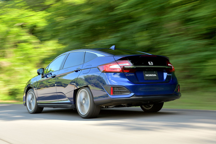 リアタイヤカバーをはじめとする特徴的な“エアロフォルム”をまとう「クラリティPHEV」。ボディーカラーは、試乗車の「コバルトブルー・パール」を含む全6色がラインナップされる。