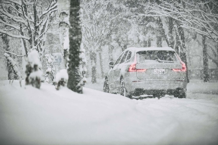 「XC60」では、走行安定性を高める「ロール・スタビリティ・コントロール」や「コーナー・トラクション・コントロール」といった機能が全車に標準装備される。