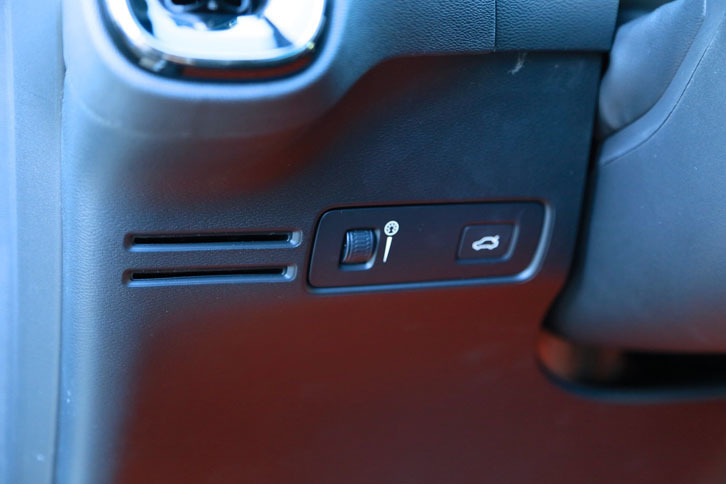 ハンドル下には差し込み式のカードホルダーが2枚分用意される。