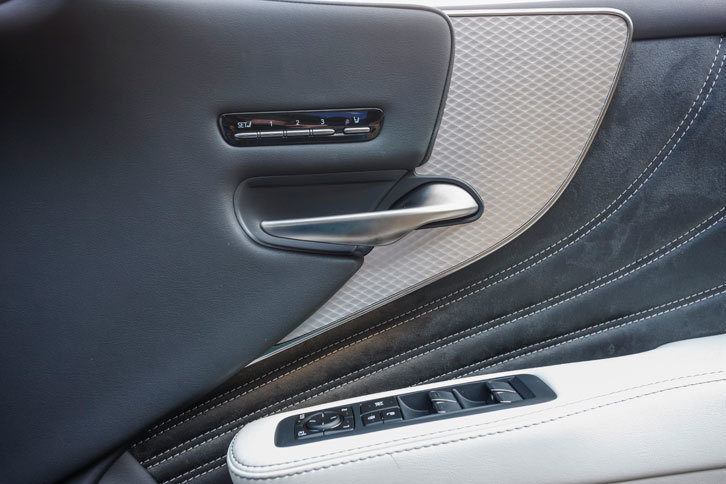 “Fスポーツ”には専用となる本アルミ（名栗調仕上げ／シルバー）のオーナメントパネルが備わる。