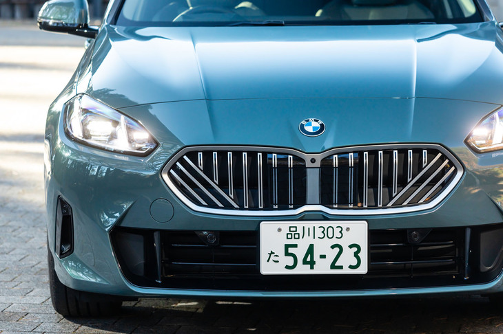 左右一体デザインのキドニーグリルにあしらわれた斜めの桟が新しい。よく見ると斜めの桟は1本線、縦の桟は2本線になっている。