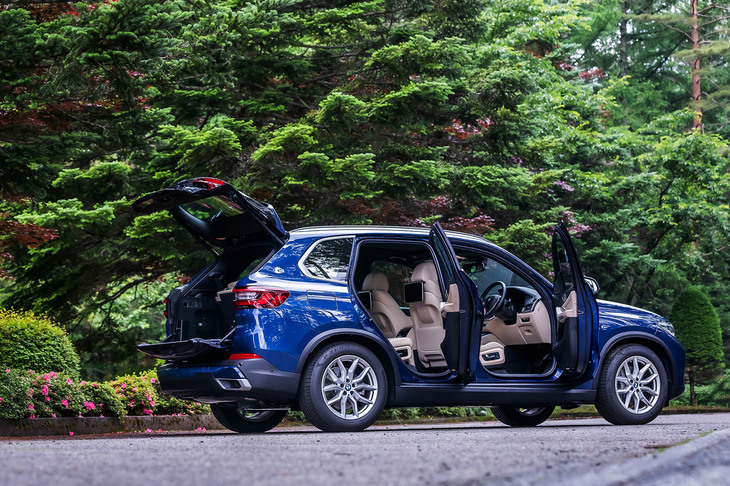 ドアとリアゲートを開けた様子。最新モデルにおいても「X5」の伝統となる、上下2分割式のリアゲートが採用されている。