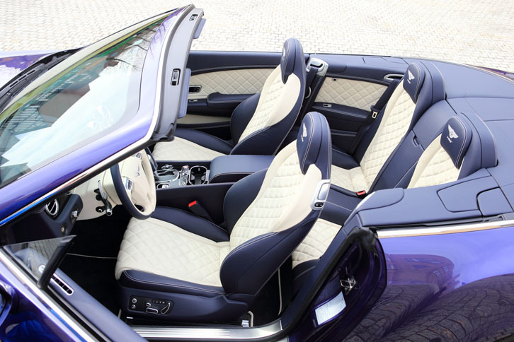 鮮やかなツートンカラーの室内。テスト車のフロントシートには、オプションのマッサージ機能が備わっていた。