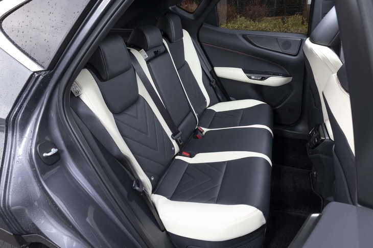リアシートは背もたれのリクライニングが可能。電動格納機能も採用されている（“バージョンL”に標準、“Fスポーツ”にオプション）。