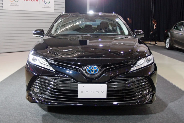 トヨタが7月に発売した新型「カムリ」は、歩行者にも対応した自動ブレーキやレーンキーピングアシスト、オートハイビームを備えており「サポカーSワイド」に分類される。