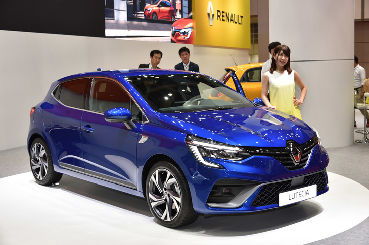 会場に展示された新型「ルーテシア」。従来モデルのエクステリアデザインが好評だったことから、外装についてはそのイメージを踏襲することが重視された。