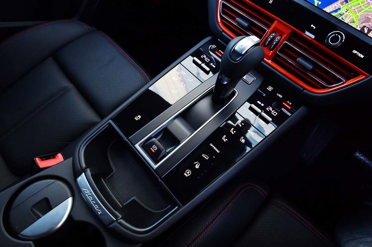 スロープのように傾斜がつけられたセンターコンソール。多くのスイッチがタッチ式のため、手探りで操作することは難しい。