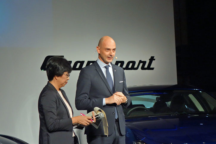 質疑応答のシーンより。記者団からの質問が尽きるとグイド社長は、「それではこちらから。みなさんマセラティのクルマは好きですか？」と逆に質問。記者席から大きな拍手が起こるという一幕もあった。