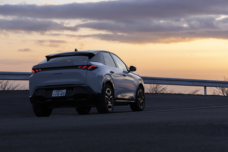 駆動用リチウムイオンバッテリーの容量は73kWhで、WLTCモードの一充電走行距離は604km。本国には98kWhバージョンも存在する。