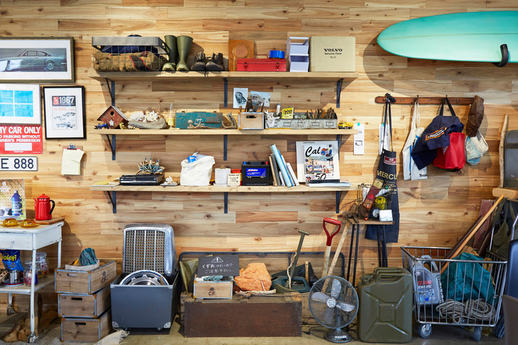 アウトドア用品を飾るなどしてクルマのあるライフスタイルへの理解があることを訴求したディスプレイも楽しい。