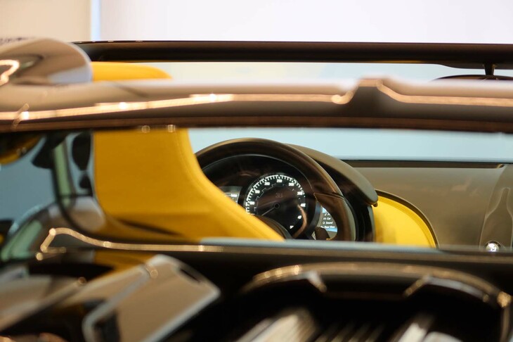 ブガッティW16ミストラル（エンジン側から見たコックピット）