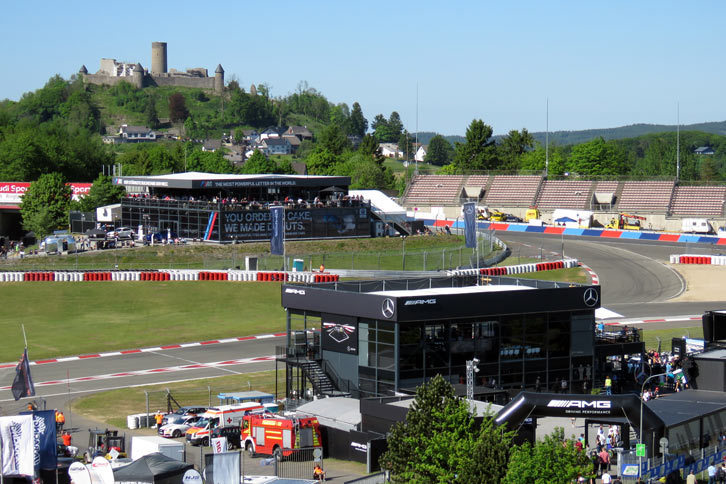 各メーカーの応援の気合はすさまじい。写真はコースをはさんで対峙（たいじ）する、BMWとメルセデス・ベンツの応援ブース。