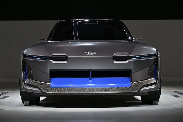 全幅よりグッと内側に入ったキャノピー風のグラスエリアによってショルダー部分を強調。ワイドなボディーに小さなキャビンを置くのはスーパーカーのデザイン手法に通じるものがある。市販モデルで見慣れたヘキサゴングリルは採用されていない。