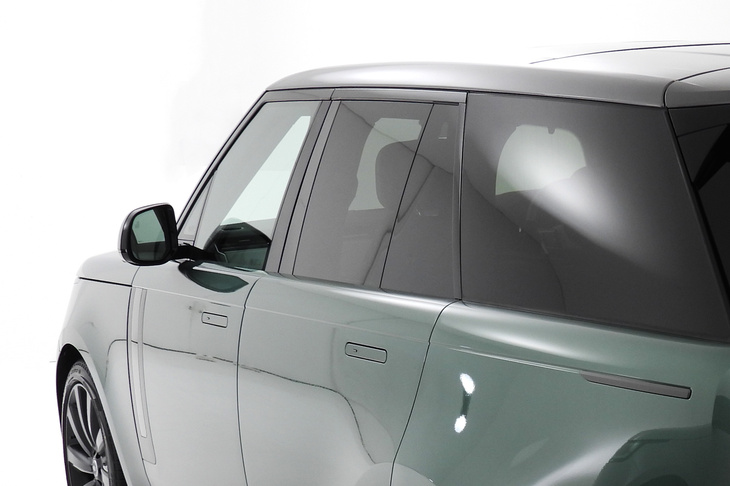 渕野「よく見ると、ウィンドウのサッシやモールディングも排してるんですよ」　
	ほった「スゴい。何度も取材しているのに、これは言われるまで気づきませんでした」