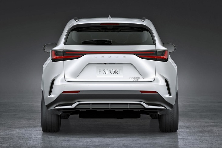 前幅は先代モデルに比べ20mm拡大。「凝縮感とスタンスのよさを表現した」というリアビューは、センターのバーで連結されたリアコンビランプも特徴となっている。