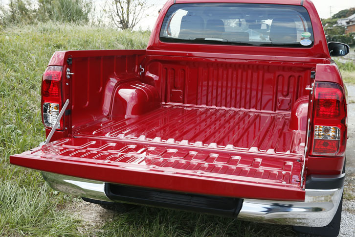 奥行き1565mm、開口幅1380mmの荷台。最大積載量は、重量にして500kgまでとなっている。