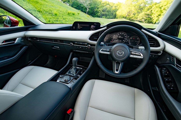 ドアスピーカーをカウルサイドに移動して低音再生の力強さを高めたほか、中広域スピーカーをより高い位置に移すことでより音源に忠実に聞こえるようにしている。