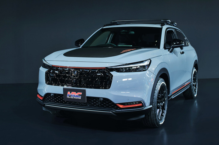 ブラックを基調に、オレンジの差し色を用いたフロントマスクで表情が一新された「ヴェゼル トレイルスポーツHRCコンセプト」。フロントグリルに備わるホンダの「H」エンブレムも、ブラックでコーディネートされている。