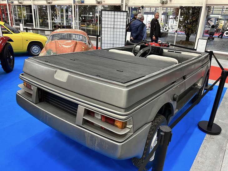 オドメーターはわずか27km。テールランプは初代「フォルクスワーゲン・ゴルフ」からの流用か。