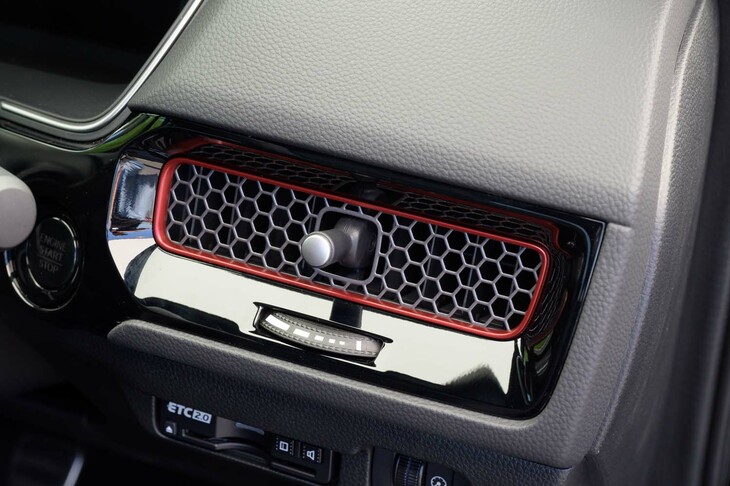 エアコン吹き出し口のピンストライプは、ハイブリッド車の場合は白。純ガソリン車では「LX」「EX」がクロームメッキで、「RS」では写真の赤となる。