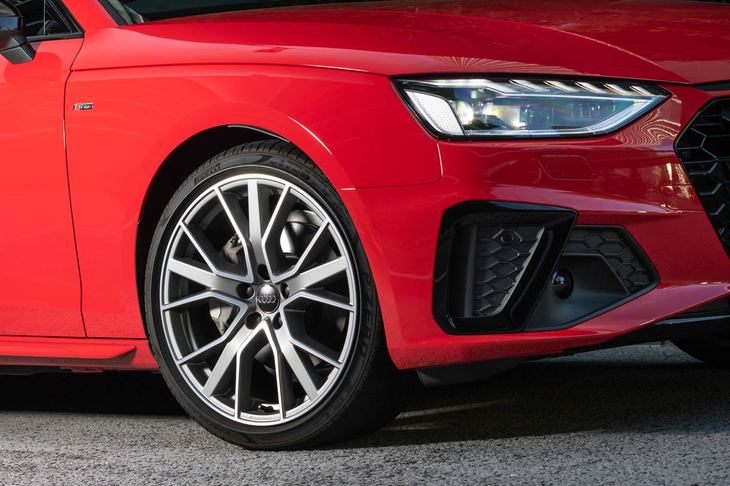 「Sライン」のタイヤサイズは245/40R18が標準。試乗車にはオプションの245/35R19サイズのタイヤが装着されていた。