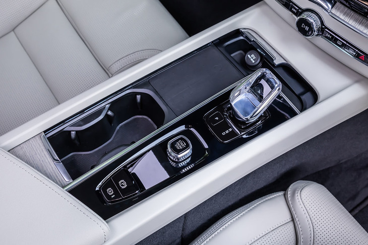 「インスクリプション」グレードには、スウェーデンのオレフォス社が手がけるクリスタル製のシフトノブが標準で装備される。全車にワイヤレススマートフォンチャージ機能が備わるのも「XC60」のセリングポイントだ。