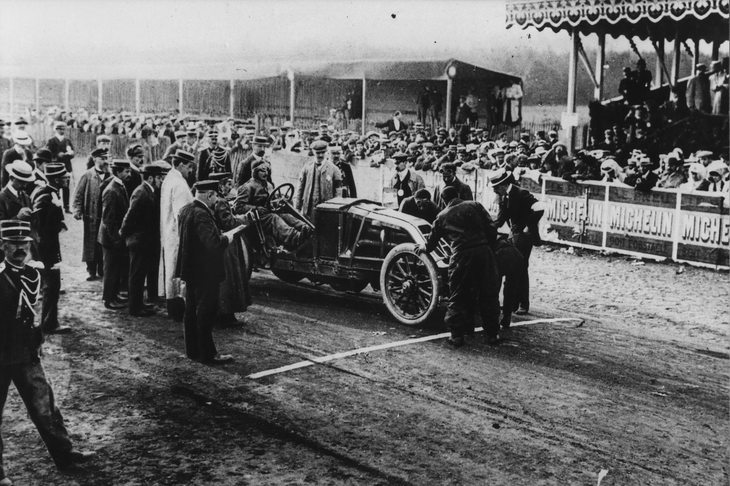 1906年に開催された第1回フランスグランプリの様子。2日間にわたり、総計1236kmの距離で競われた。