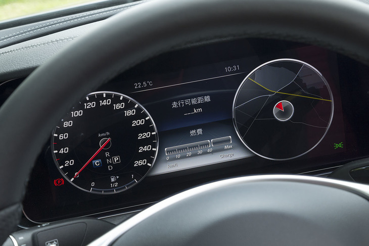 メーターパネルとして機能する運転席正面のディスプレイには、写真のようにマップを映し出すこともできる。