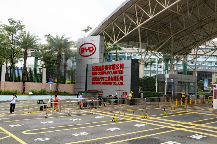 BYDは他の名だたる国際企業と同じく、広東省深セン市に本社を構える。香港が位置する九龍半島の付け根……といえば、その位置が分かりやすいだろう。