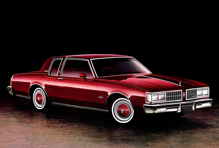 1980年「オールズモビル・デルタ88ホリディクーペ」。ダウンサイズされたとはいえ、全長5.5mのフルサイズカー。