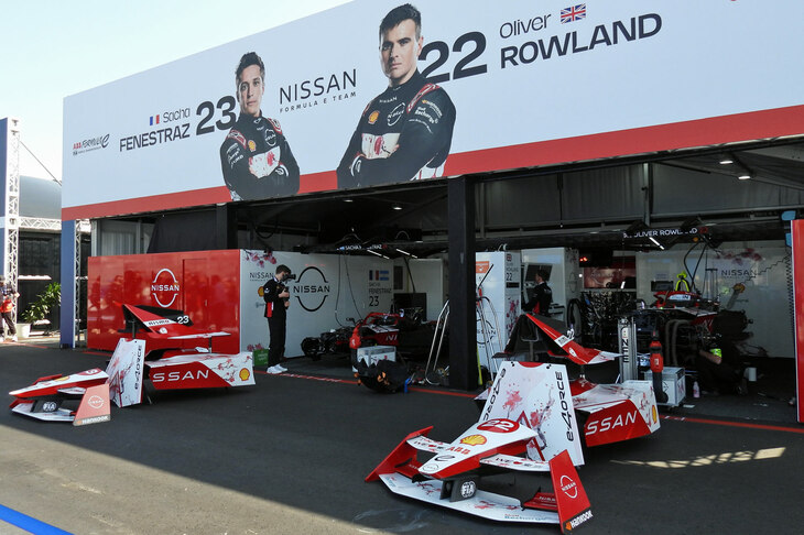ニッサン フォーミュラEチームのパドック。レース前までは特にどうとも思っていなかったのに、いざパドックやマシンを見ると、日本のメーカー／チームを応援してしまう私はやっぱり日本人なんだなぁと思う。