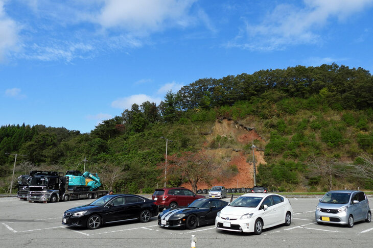 「道の駅 桜峠」にて。駐車場から向かいの山を見ると、のり面が崩れていた。震災によるものか、豪雨によるものか……。