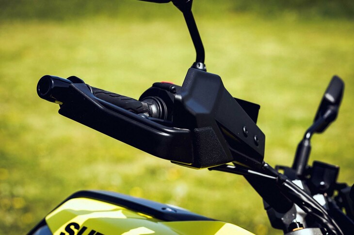 ハンドルバーについては「Vストローム1050」より片側につき20mm長さを延長。バーの素材も変更して剛性を最適化し、グラベル路でのショックの吸収性を高めている。