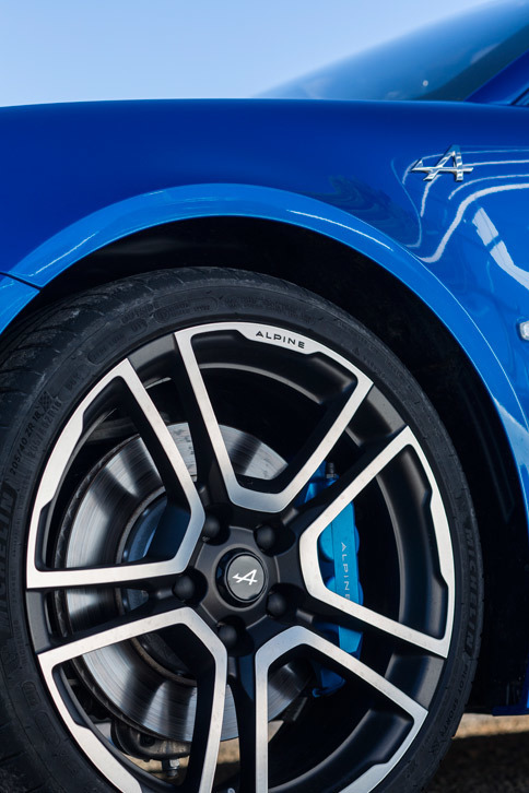 「プルミエールエディシオン」に標準装備される18インチアルミホイール。タイヤサイズは前：205/40R18、後ろ：235/40R18となっている。