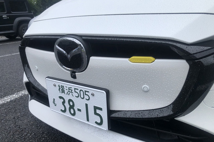 「マツダ2」のマイナーチェンジモデルに新設定された「BD」グレード。グリルレスフェイスは、犬っぽくて悪くない。