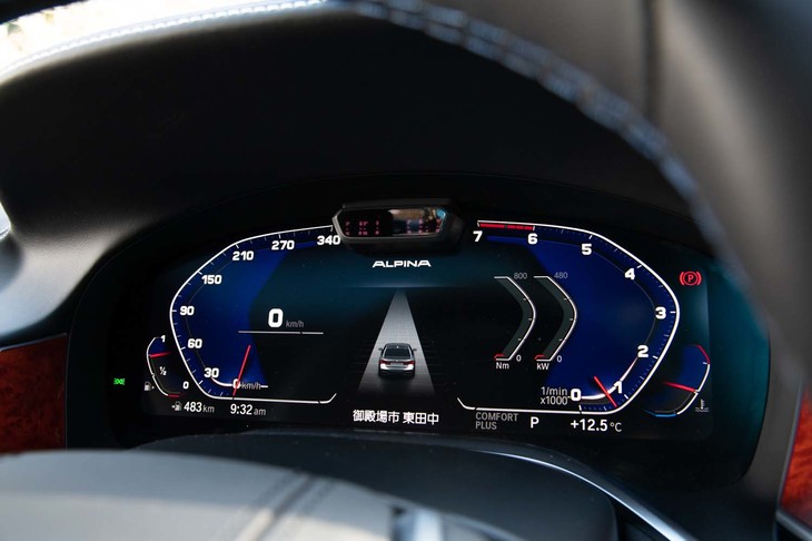 センターに「ALPINA」ロゴが加えられた12.3インチのフルデジタルメーターを採用。エンジン回転計と速度計の盤面はうっすらとしたブルーとなっている。