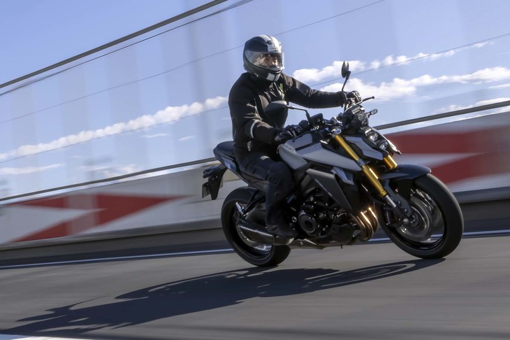 「GSX-S1000」は発進時のエンジン回転落ち込みを緩和する機能やトラクションコントロールを装備。パワフルなだけでなくユーザーフレンドリーな点も大きな特徴のひとつとなっている。