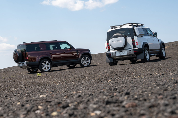 ディーゼルエンジンを搭載する「ディフェンダー130」（左）の車両重量は、標準仕様で2540kg。同じエアサスペンション装着車で比較すると、「110」のディーゼル車より120kg、同ガソリン車より300kg、ガソリンエンジンを搭載する「90」より440kg重い。