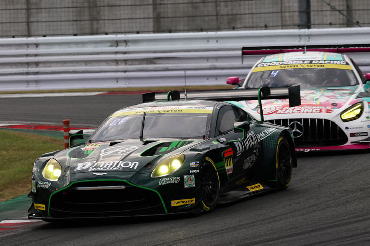 Race1 GT300クラスのトップは、No.777 D'station Vantage GT3（チャーリー・ファグ）。すぐ後方に迫るのは、No.4 グッドスマイル 初音ミク AMG（片岡龍也）。