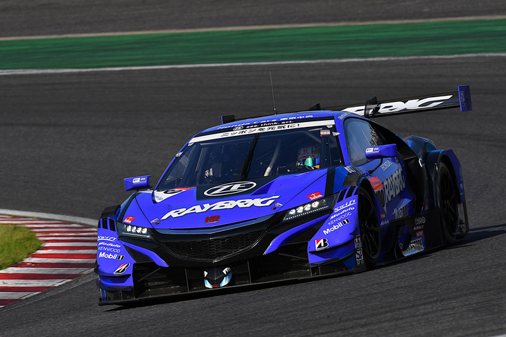 2位でフィニッシュしたNo.100 RAYBRIG NSX-GT（山本尚貴／ジェンソン・バトン）。元F1チャンピオンのバトンは、勝利を逃したことを悔しがりながらも「ポジティブな要素も得られたレース」などとコメントした。
