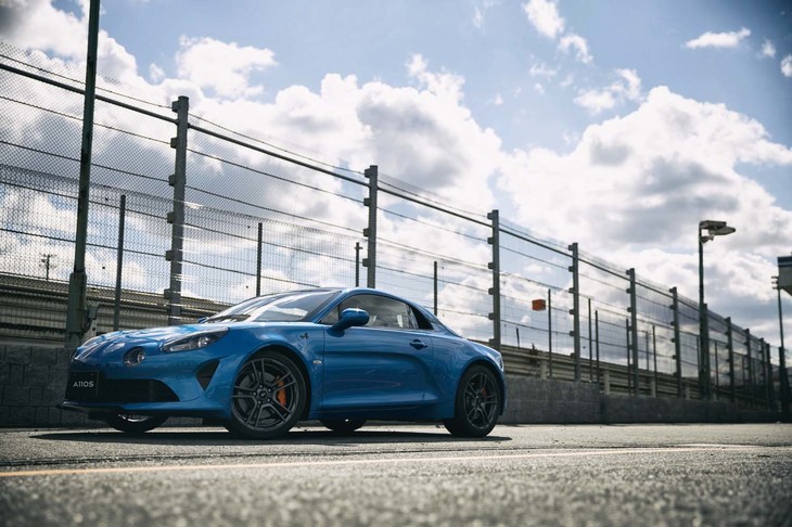 2018年11月下旬に国内で発売された「アルピーヌA110」。2019年は全グレード合計で349台が販売され、現段階でも受注は上向き傾向にあるとのこと。
