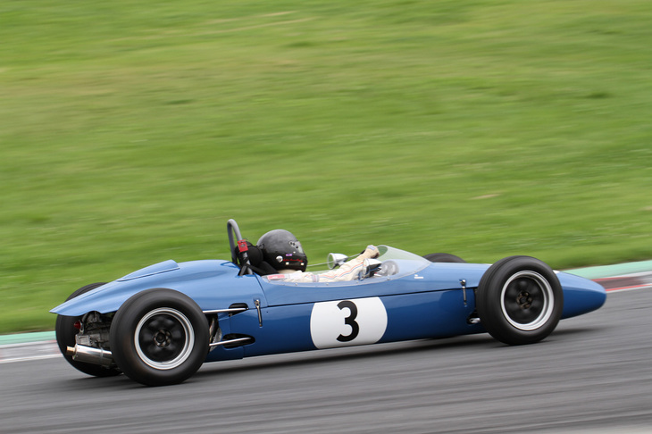 ロータス、ブラバム、マーリン、タイタンなど英国製マシンばかりのヒストリックフォーミュラで孤軍奮闘していた1964年「アルピーヌP64-2」。