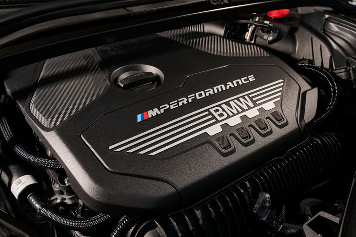 「M135i xDrive」に搭載される2リッター直4ターボエンジン。BMWの2リッターユニットとしては最もパワフルなもので、306psの最高出力と450Nmの最大トルクを発生する。
