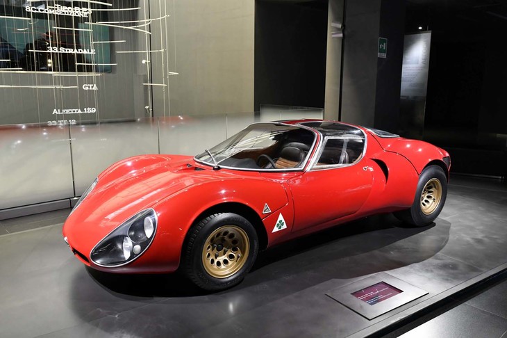 1967年11月から翌年3月まで18台製作された「33ストラダーレ」はレーシングカーのイコン「ティーポ33」の公道用モデル。希少品。アルファ・ロメオのレース部門を請け負ったアウト・デルタの傑作である。プロジェクトはC.キティ、デザインはF.スカリオーネとまさに天才人のアイデアの終結。写真は1号車であり、その後製作されたものとはエアインテークなどディテールに違いが見られる。