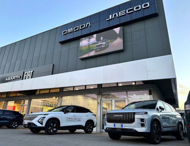 カーヴィレッジのショールーム前に並ぶオモダとジェコーのクルマ。