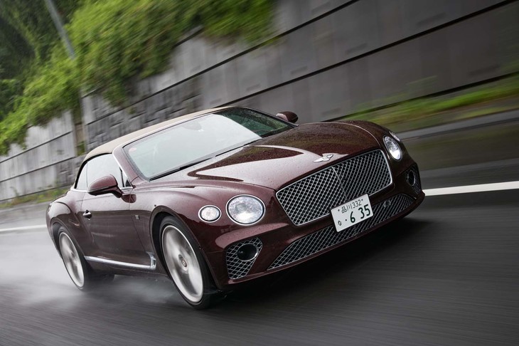 気筒休止システムやアイドリングストップ、コースティング機能などを搭載した「コンチネンタルGTコンバーチブル」のWLTCモードの燃費値は約7.1km/リッター。